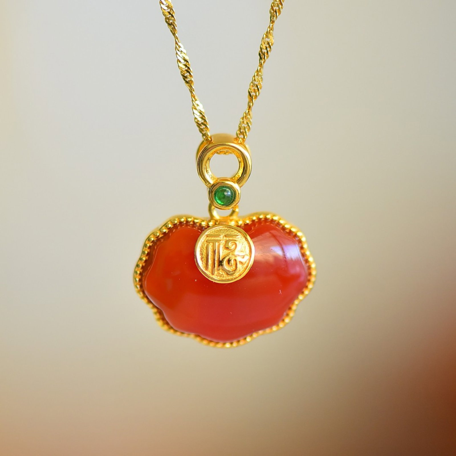 An Exquisite Sterling Silver-Gold Plated Inlaid Agate Pendant: An Exquisite Sterling Silver-Gold Plated Inlaid Agate Pendant,Size:13mmx18mm 纯银镀金镶玛瑙吊坠