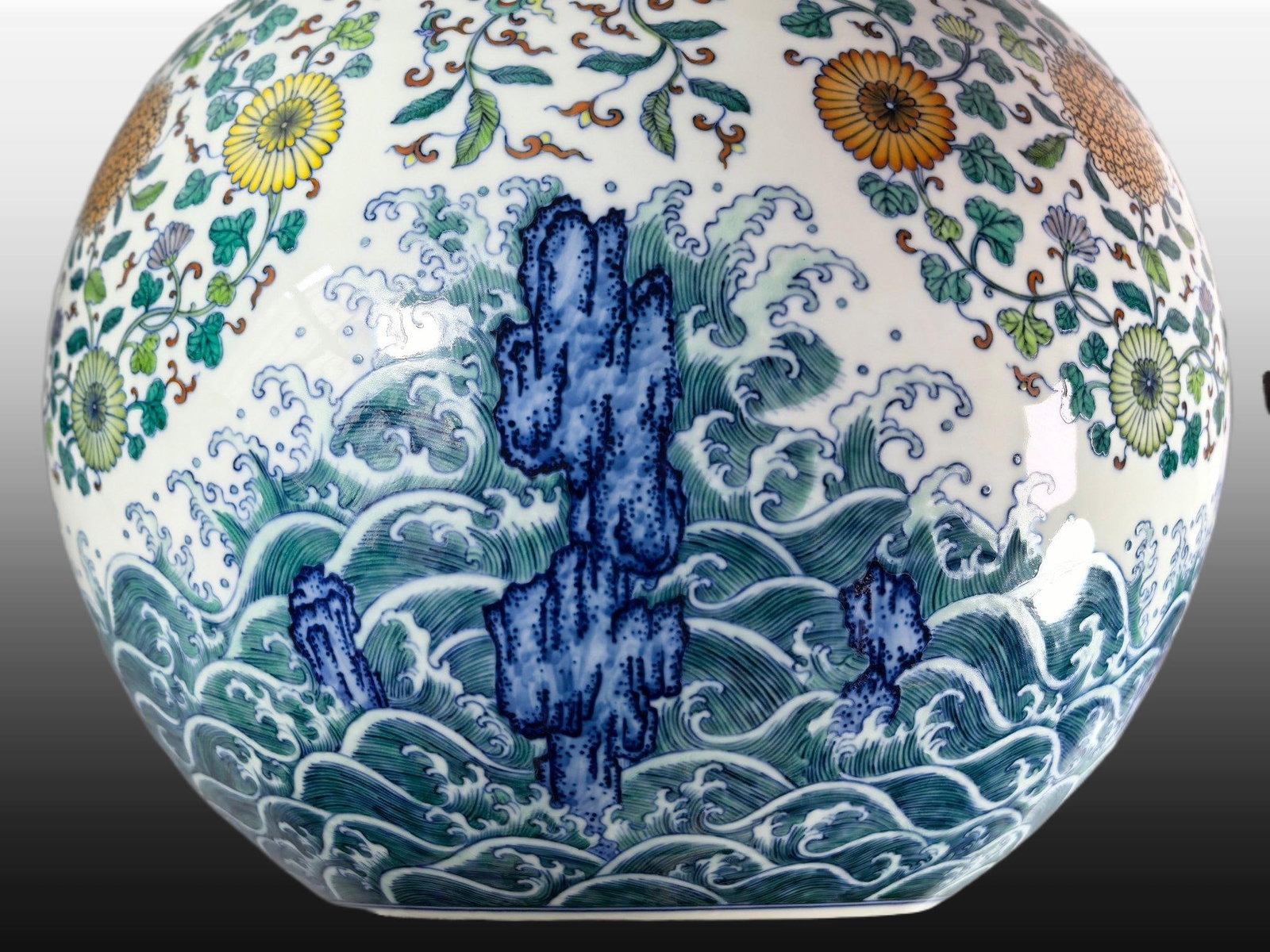 A Exquisite Doucai Flower Pattern Vase - 6