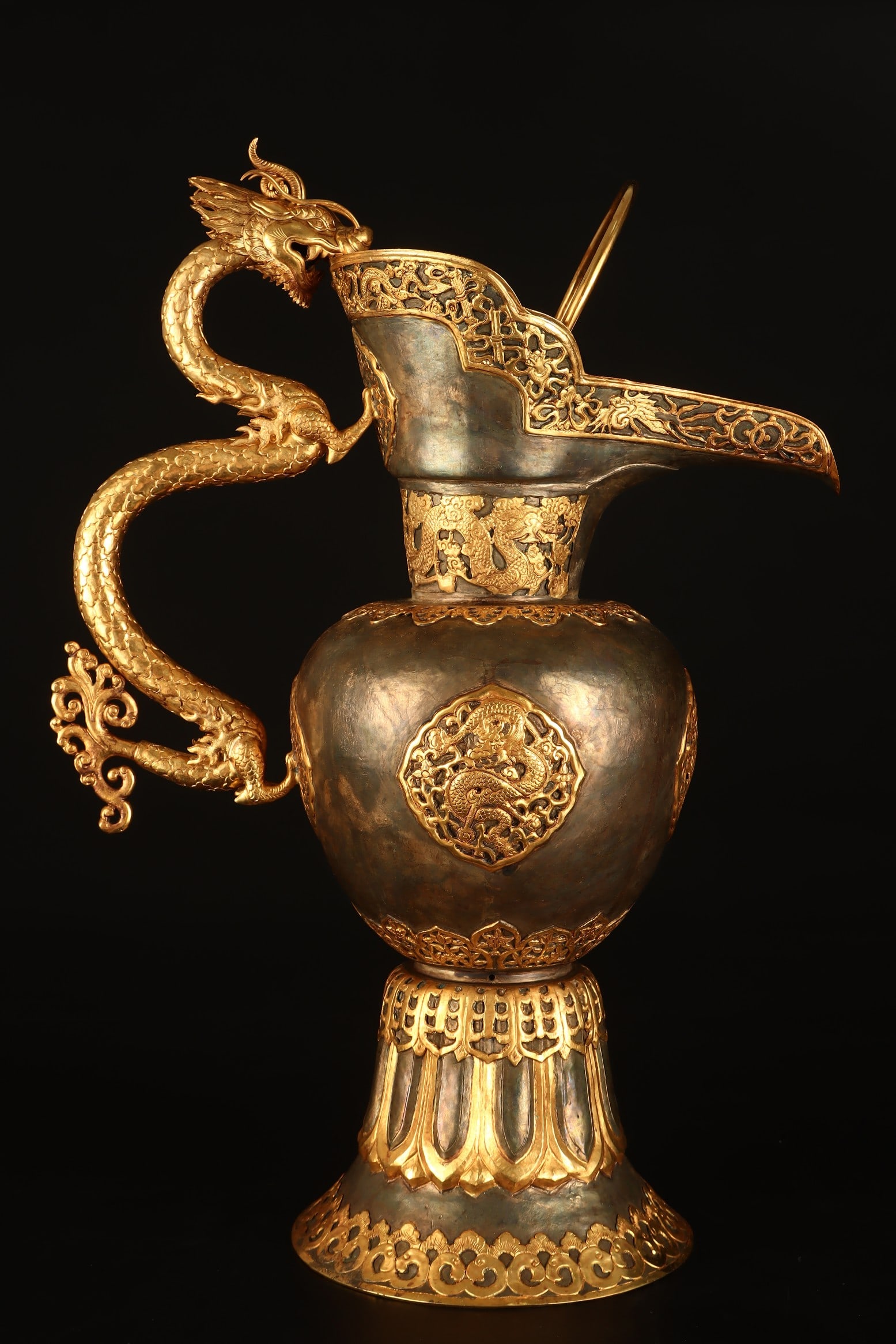 A Exquisite Gilt Bronze Dragon Handle Ewer: A Exquisite Gilt Bronze Dragon Handle Ewer,Qing Dynasty, China,Qianlong Four-character Mark,Size:15.4inx10.2in,Weight:1900g