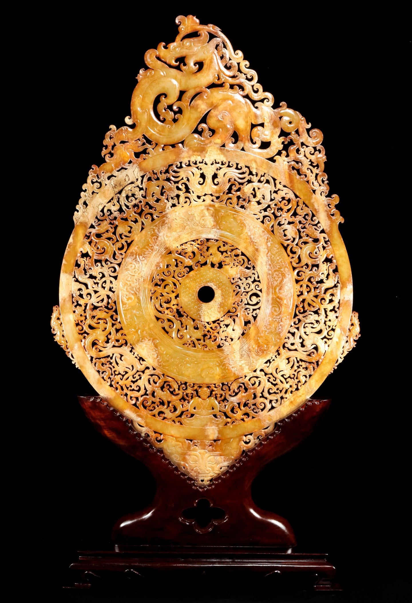 A Exquisite Hotan Jade Dragon Pattern Jade Bi: A Exquisite Hotan Jade Dragon Pattern Jade Bi,Han Dynasty, China,Size:22.4inx0.5inx33.9in,Weight:8000g 和田玉龙纹玉璧,中国汉代