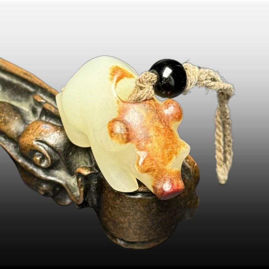 A Exquisite Hotan Jade Pig: A Exquisite Hotan Jade Pig,Han Dynasty, China,Size:1.3inx0.9inx0.7in,Weight:18g 和田玉猪,中国汉代