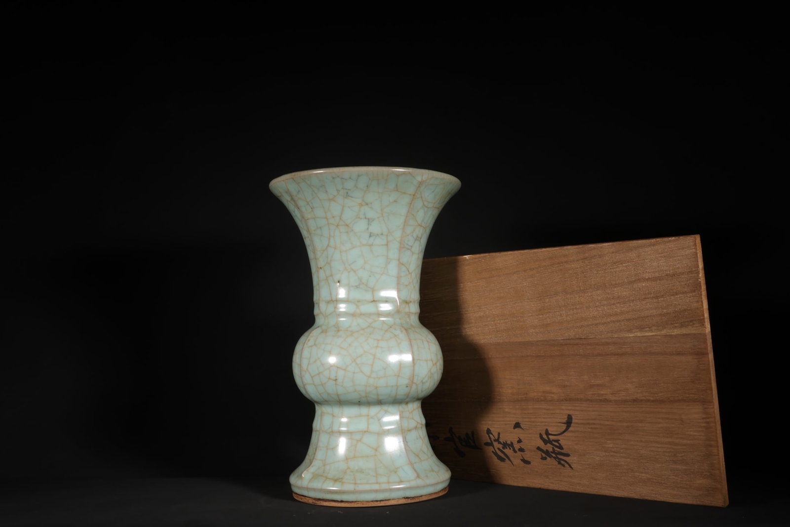 A Exquisite Guan Yao Celadon Glazed Ice Crackle Pattern Vase: A Exquisite Guan Yao Celadon Glazed Ice Crackle Pattern Vase,Song Dynasty, China,Size:10.4inx6.4in