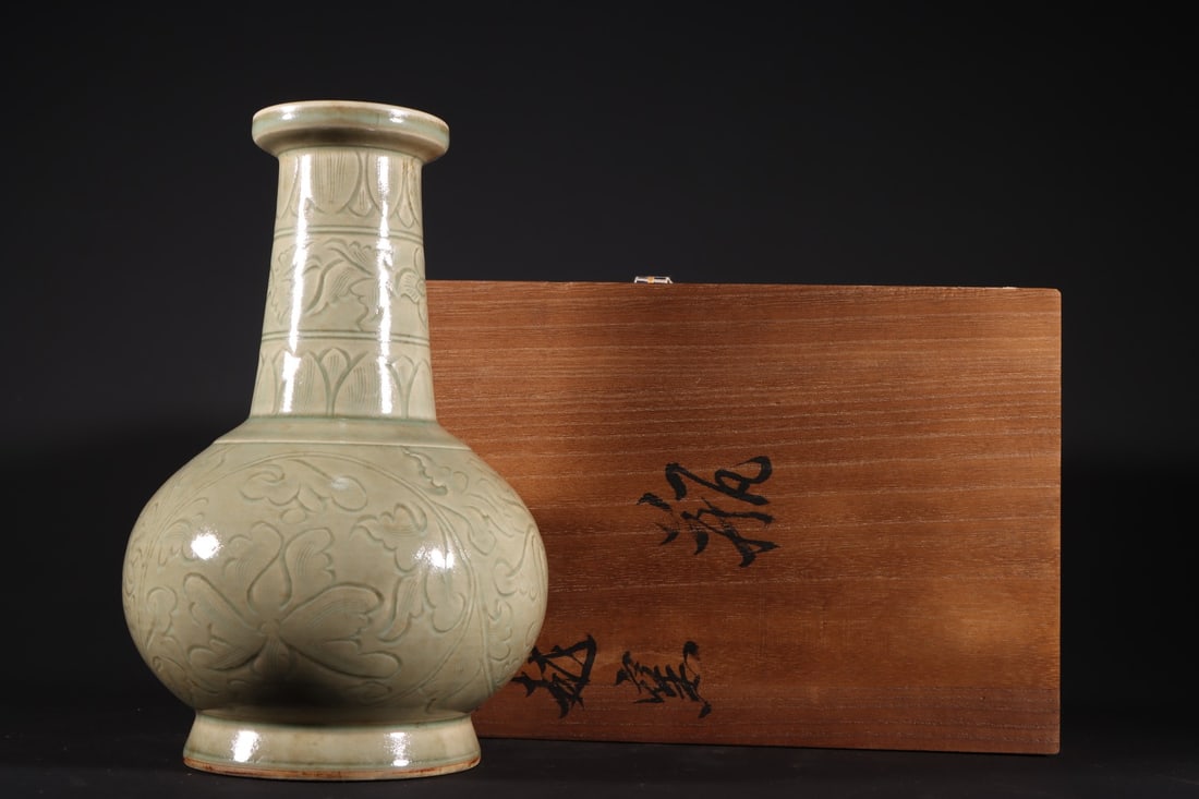 A Exquisite Yue Yao Flower Pattern Vase: A Exquisite Yue Yao Flower Pattern Vase,Song Dynasty, China,Size:8.9inx5.9in 越窑花卉纹瓶,中国宋代