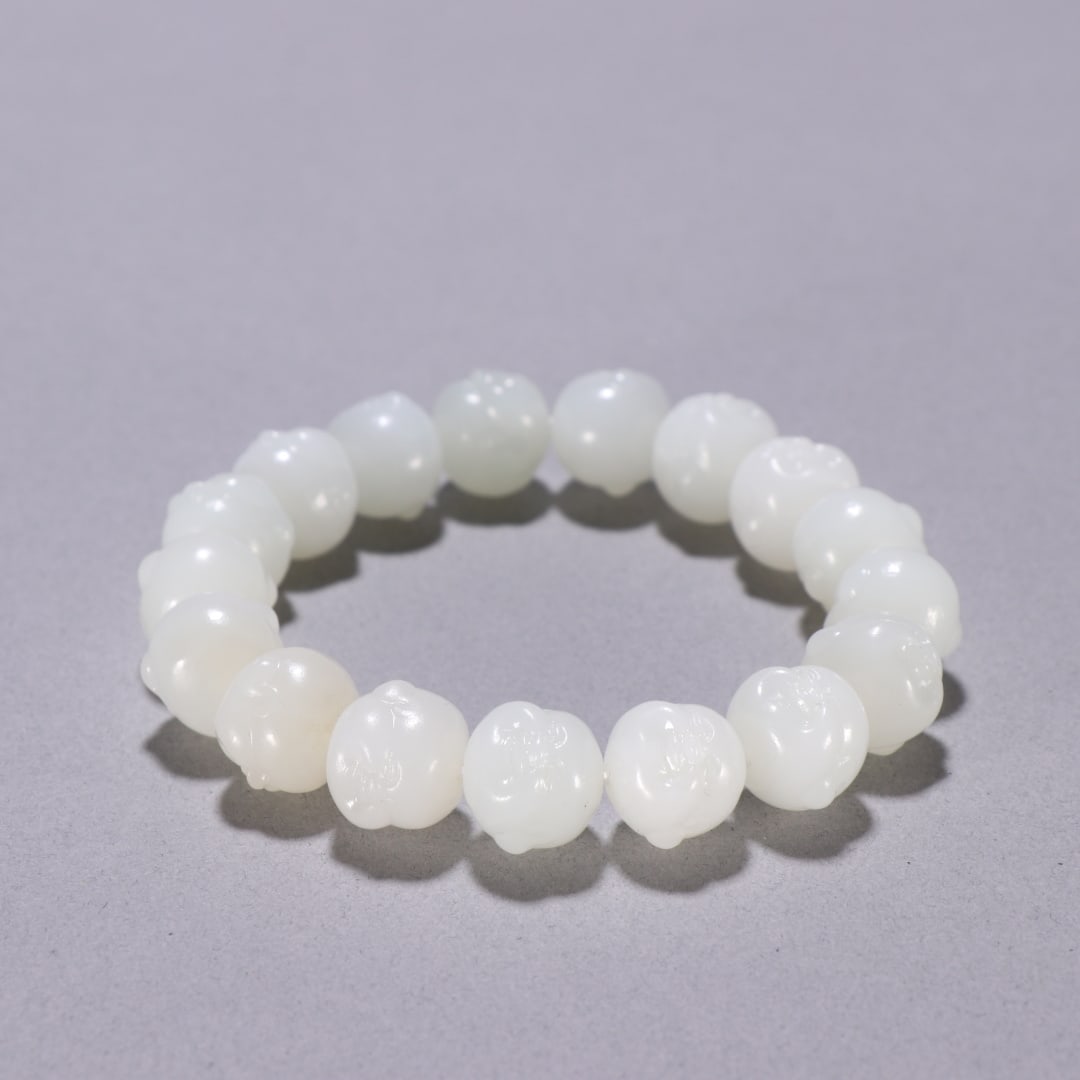 A Exquisite Hotan Jade Buddha head Bracelets: A Exquisite Hotan Jade Buddha head Bracelets,Qing Dynasty, China,Size:0.5in,Weight:57.5g 和田玉佛首手串,中国清代