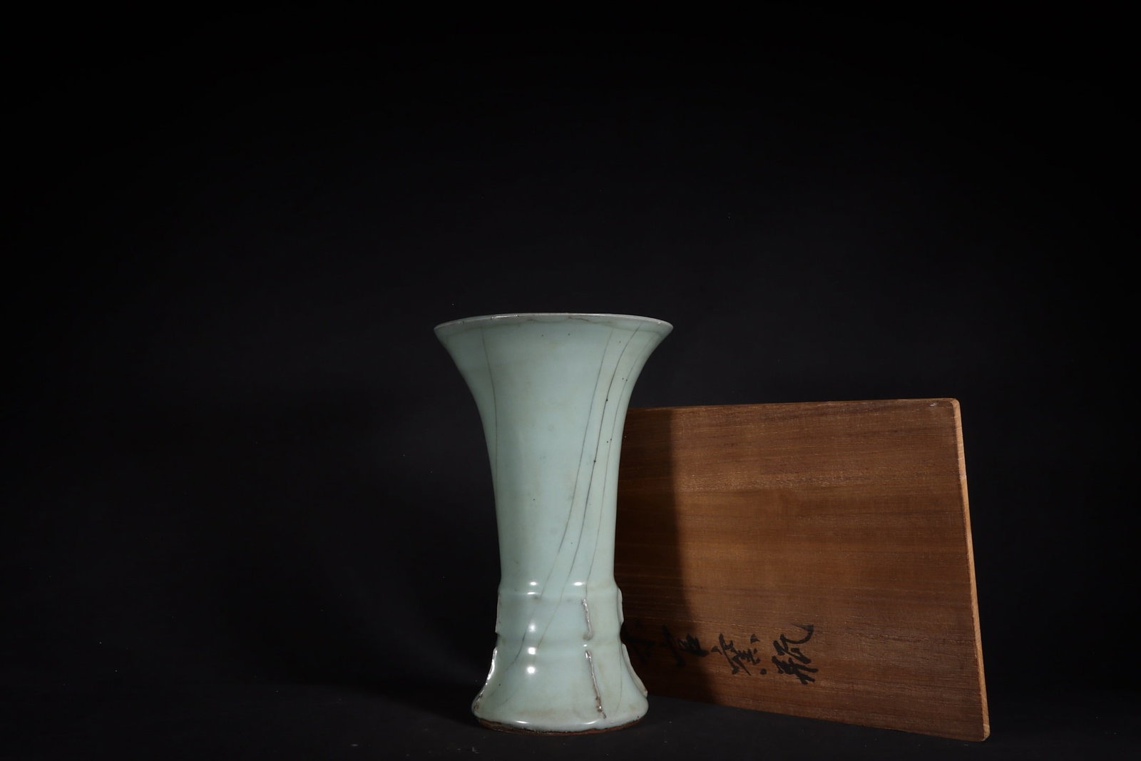 A Exquisite Guan Yao Celadon Glazed Vase: A Exquisite Guan Yao Celadon Glazed Vase,Song Dynasty, China,With Mark,Size:8.9inx5.6in 官窑粉青釉瓶,中国宋代,带款