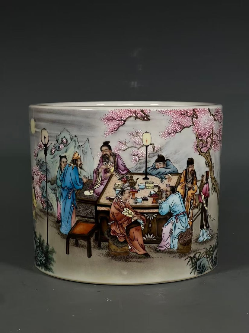 A Exquisite Famille-Rose Figures Pattern Brush Pot: A Exquisite Famille-Rose Figures Pattern Brush Pot,Qing Dynasty, China,Qianlong Six-character Mark,Size:6.3inx7.5inx7.3in 粉彩人物纹笔筒,中国ę