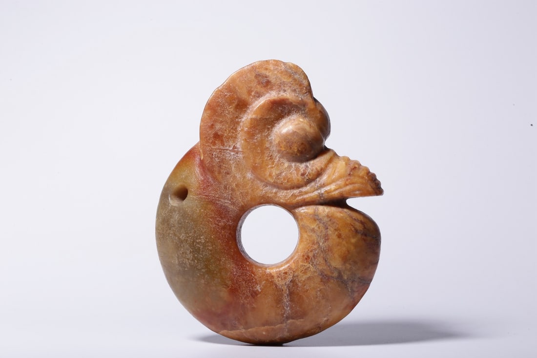 A Exquisite Gaogu Jade Pig Dragon Ornament: A Exquisite Gaogu Jade Pig Dragon Ornament,Ancient Time, China,Size:5.4inx4.3inx1.4in,Weight:903g 高古玉猪龙,远古时期