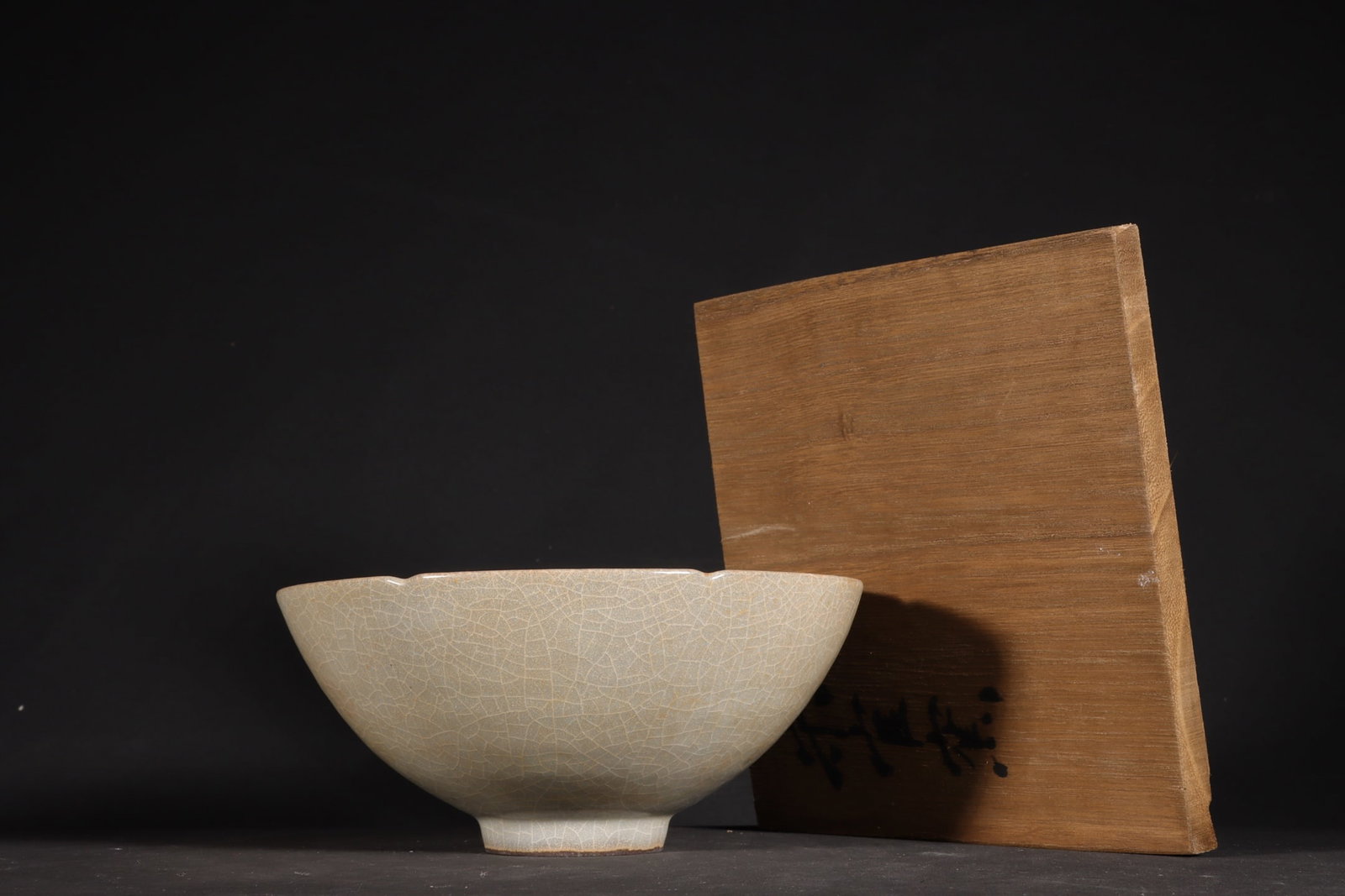 A Exquisite Guan Yao Celadon Glazed Bowl: A Exquisite Guan Yao Celadon Glazed Bowl,Song Dynasty, China,Size:2.3inx5.1in 官窑青釉碗,中国宋代