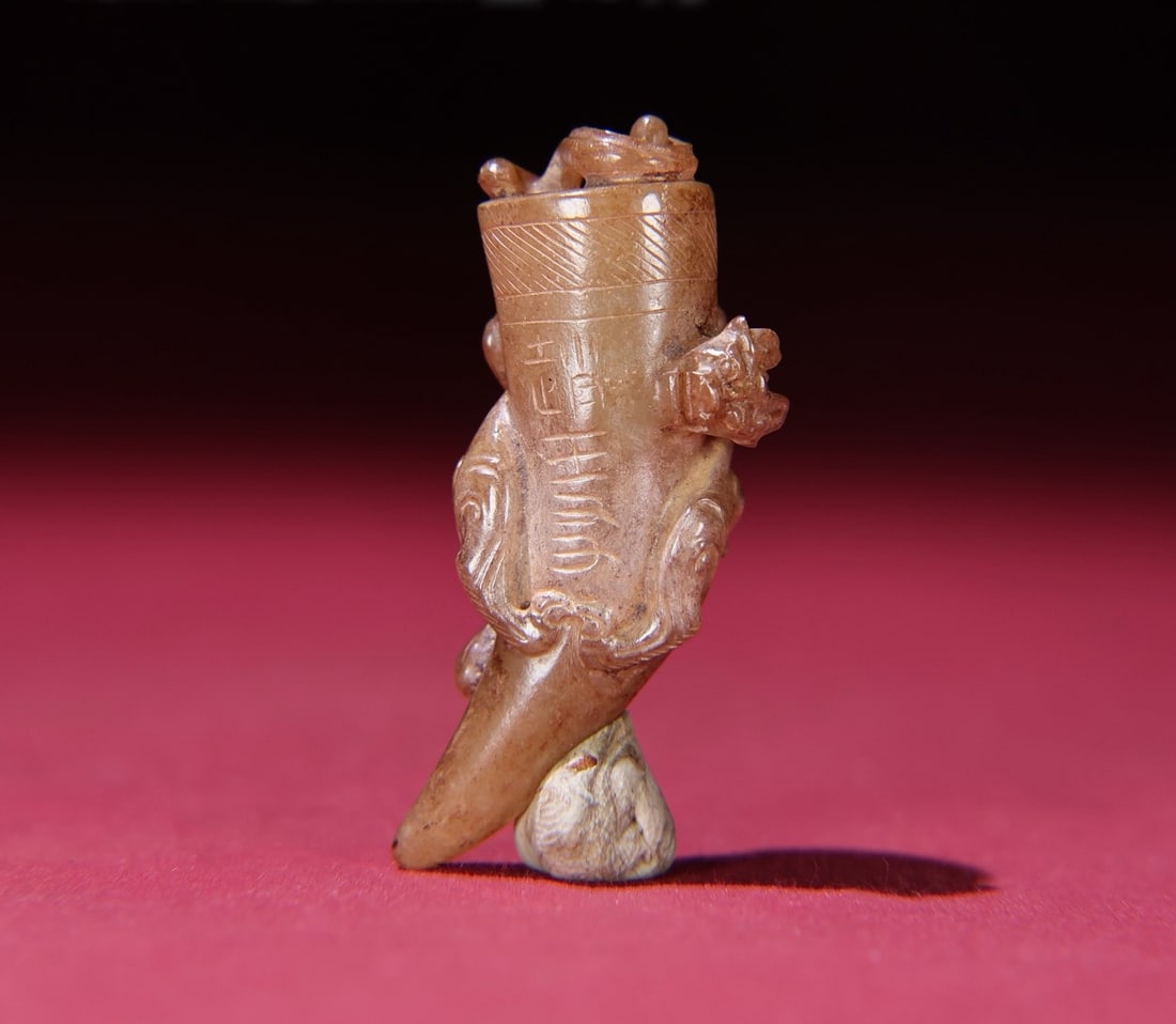 A Exquisite Hetian Jade Dragon Tooth Ornament: A Exquisite Hetian Jade Dragon Tooth Ornament,Han Dynasty, China,Size:1.9inx0.6inx0.8in,Weight:13g 和田玉龙牙摆件,中国汉代