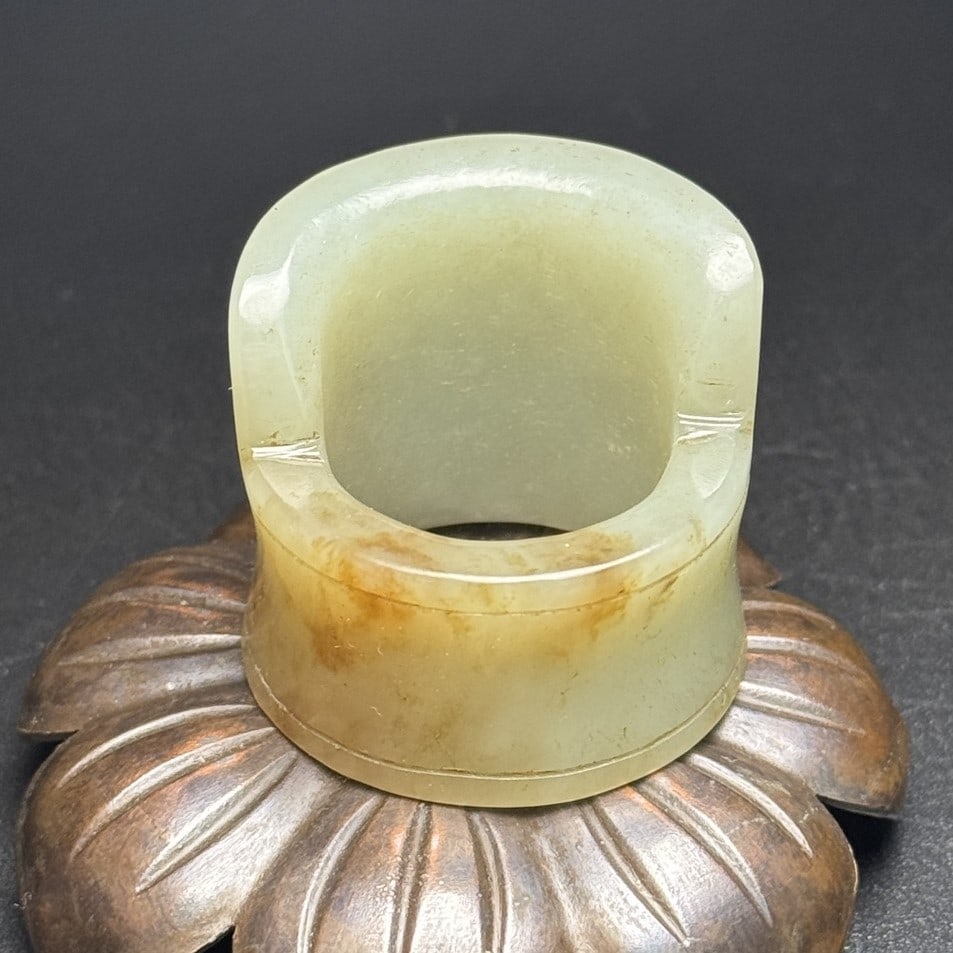 A Exquisite Hotan Jade Thumb Ring: A Exquisite Hotan Jade Thumb Ring,Qing Dynasty, China,Size:1.3inx1.2in,Weight:29g 和田玉扳指,中国清代