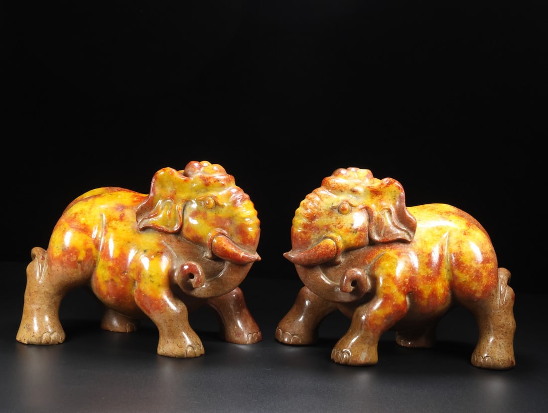 A pair of Exquisite Hotan Jade Elephant Ornaments: A pair of Exquisite Hotan Jade Elephant Ornaments,Han Dynasty, China,Size:9.1inx6.9inx5.5in,Weight:9558g