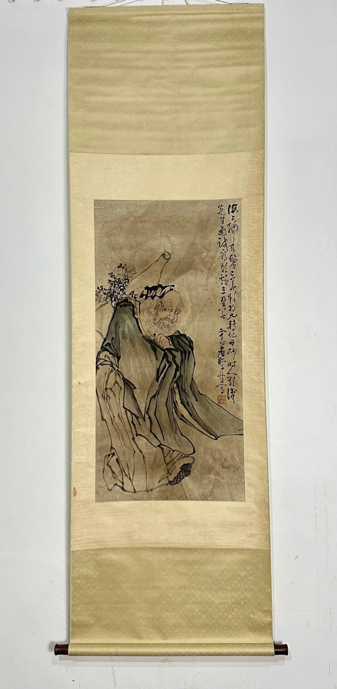 A Chinese Vertical Scroll Ink Painting of Figures on Paper: A Chinese Vertical Scroll Ink Painting of Figures on Paper,Qing Dynasty, China,Huang Shen,without frame size:39.4inx19.7in