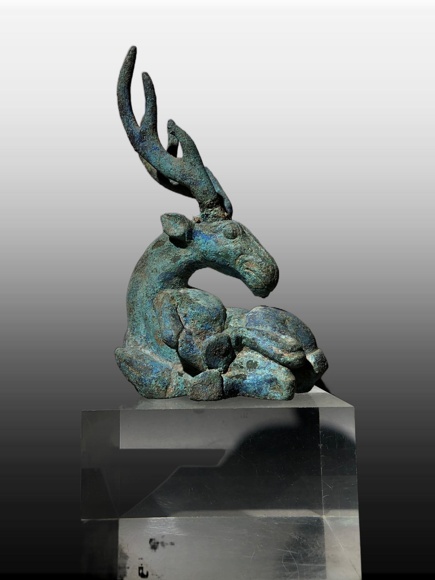 A Exquisite Bronze Deer Ornament: A Exquisite Bronze Deer Ornament,Han Dynasty, China,Size:3.9inx3.1inx6.1in,Weight:472g 青铜鹿摆件,中国汉代