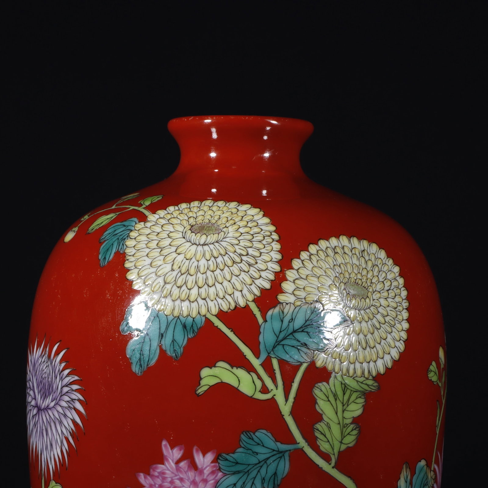 A Exquisite Famille-Rose Flower Pattern Vase - 2