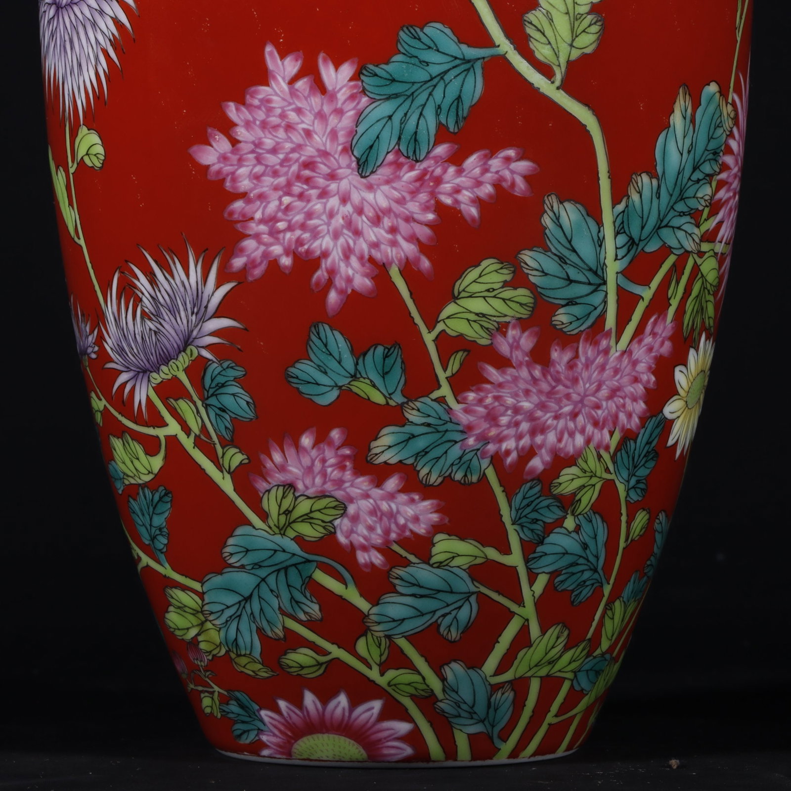 A Exquisite Famille-Rose Flower Pattern Vase - 3