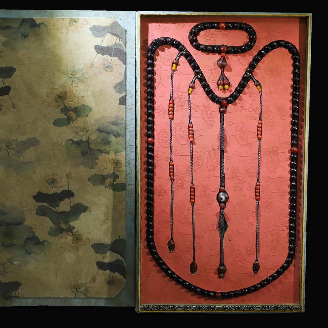 A Exquisite Hotan Jade Necklace: A Exquisite Hotan Jade Necklace,Qing Dynasty, China,Size:33.5inx18.1inx2.4in 和田玉项链,中国清代