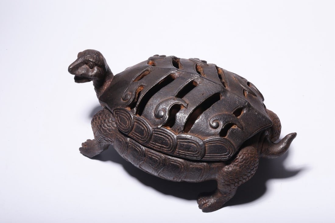 A Exquisite Iron Turtle Censer: A Exquisite Iron Turtle Censer,Qing Dynasty, China,Size:3.1inx7.3inx4.5in,Weight:1290g 铁制龟炉,中国清代