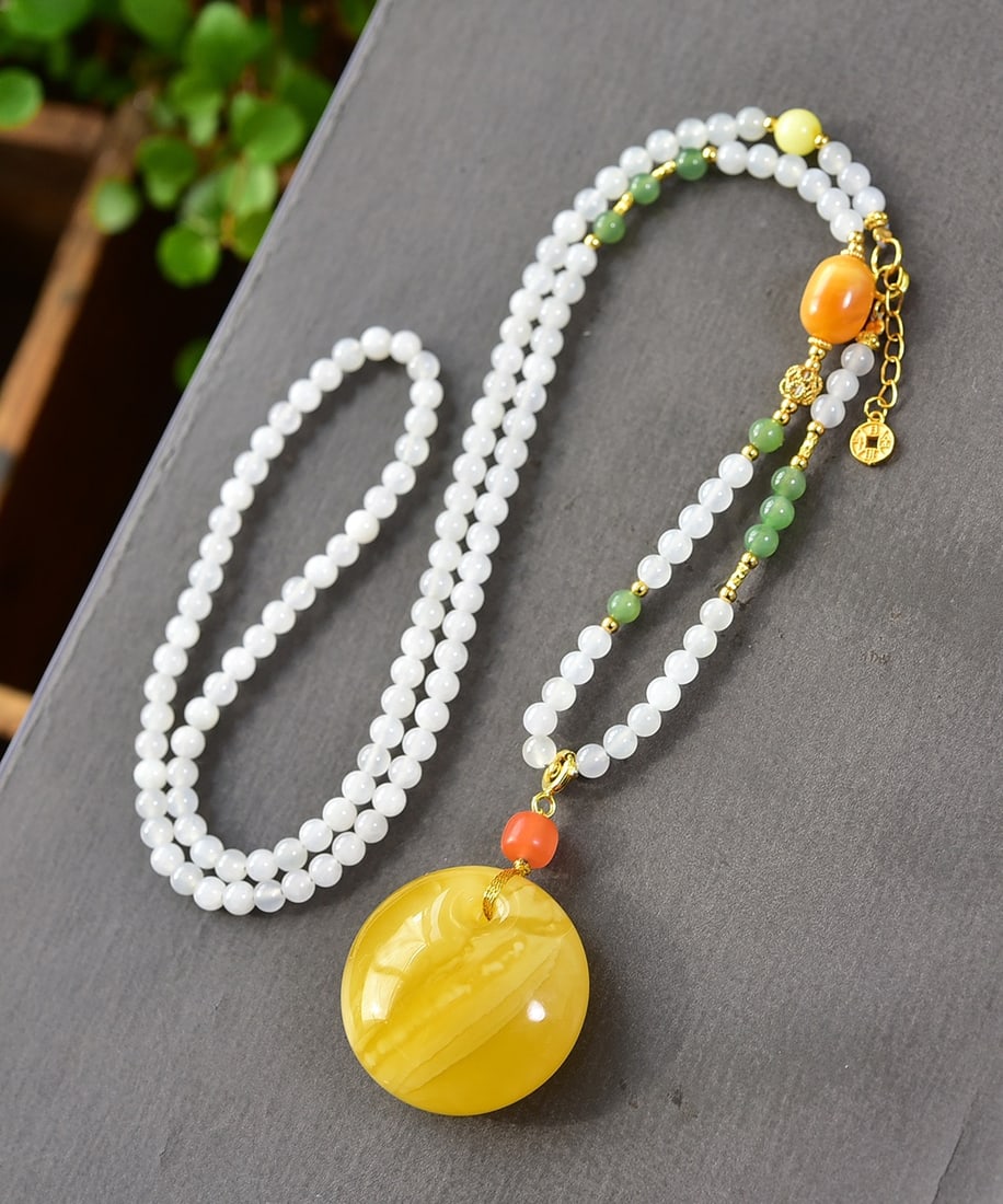 A Exquisite Amber Pendant Necklace: Amber Pendant Necklace,Qing Dynasty, China,Size:1.2inx0.5in, Weight:22g 蜜蜡吊坠项链,中国清代
