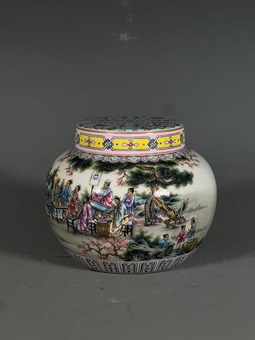 A Exquisite Famille-Rose Figures Pattern Jar - 2