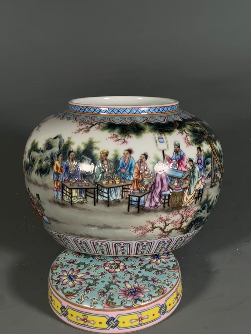 A Exquisite Famille-Rose Figures Pattern Jar - 7