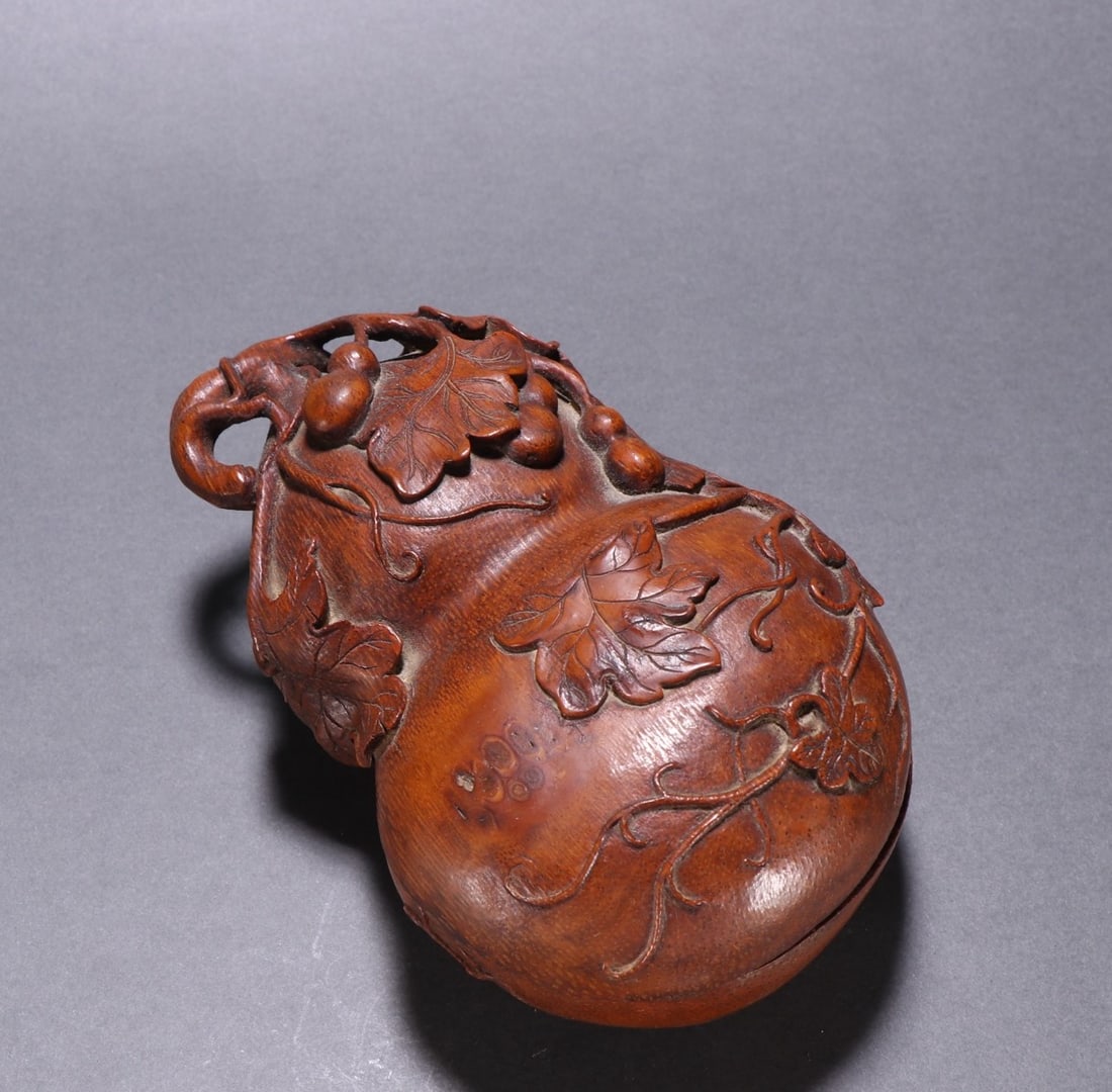 A Exquisite Bamboo Gourd Box: A Exquisite Bamboo Gourd Box,Qing Dynasty, China,Size:2.5inx5.6inx3.7in,Weight:240g 竹雕葫芦盒,中国清代
