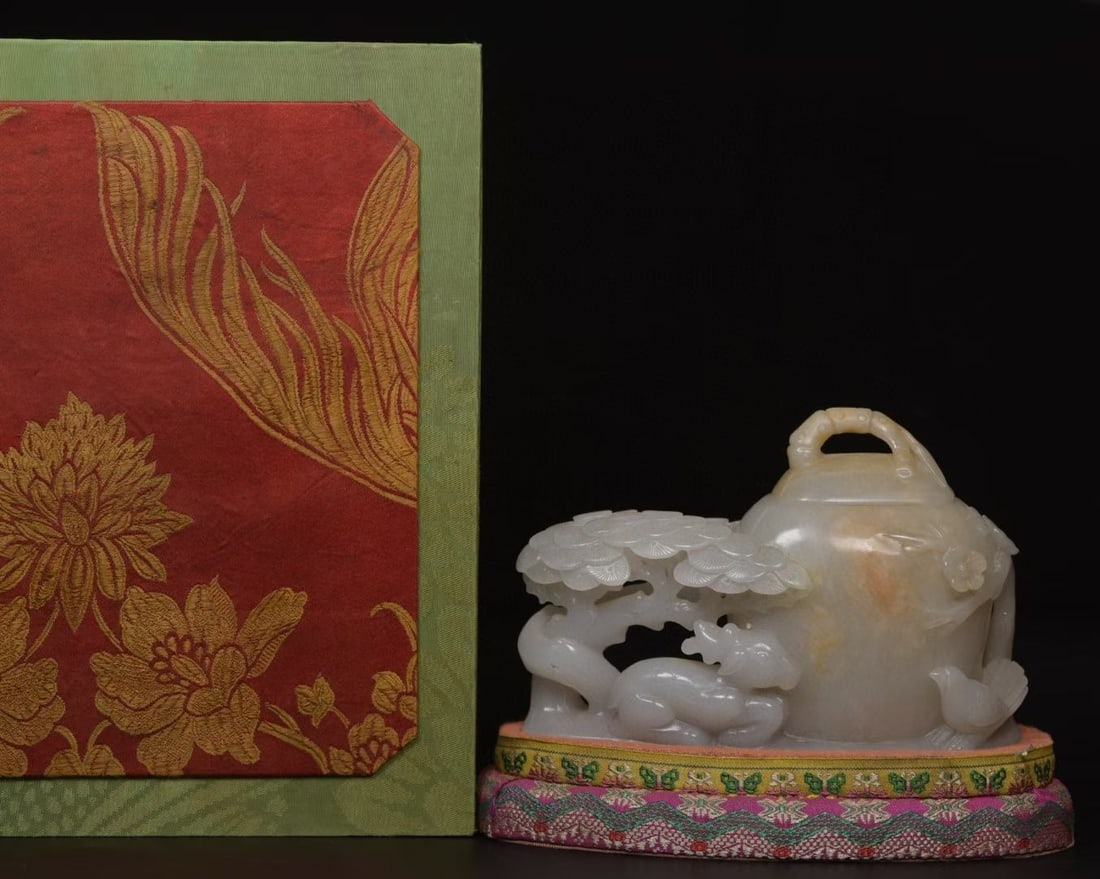 A Exquisite Hetian Jade Deer Pot Ornament: A Exquisite Hetian Jade Deer Pot Ornament,Qing Dynasty, China,Size:6.3inx4.3inx2.2in,Weight:593g 和田玉鹿壶摆件,中国清代