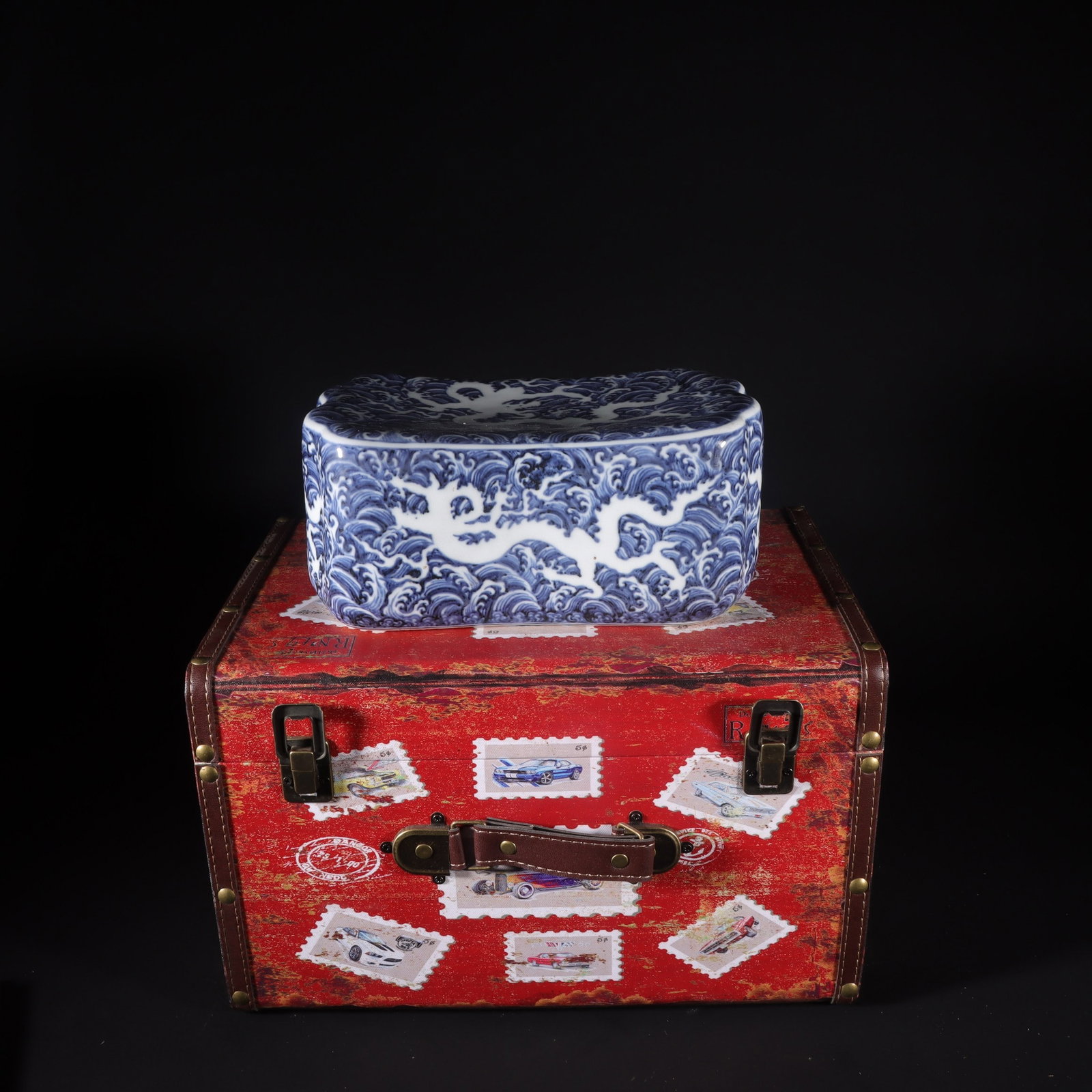 A Exquisite Blue and White Dragon Pattern Porcelain Pillow: A Exquisite Blue and White Dragon Pattern Porcelain Pillow,Ming Dynasty, China,Size:4.3inx9.8in 青花龙纹枕,中国明代