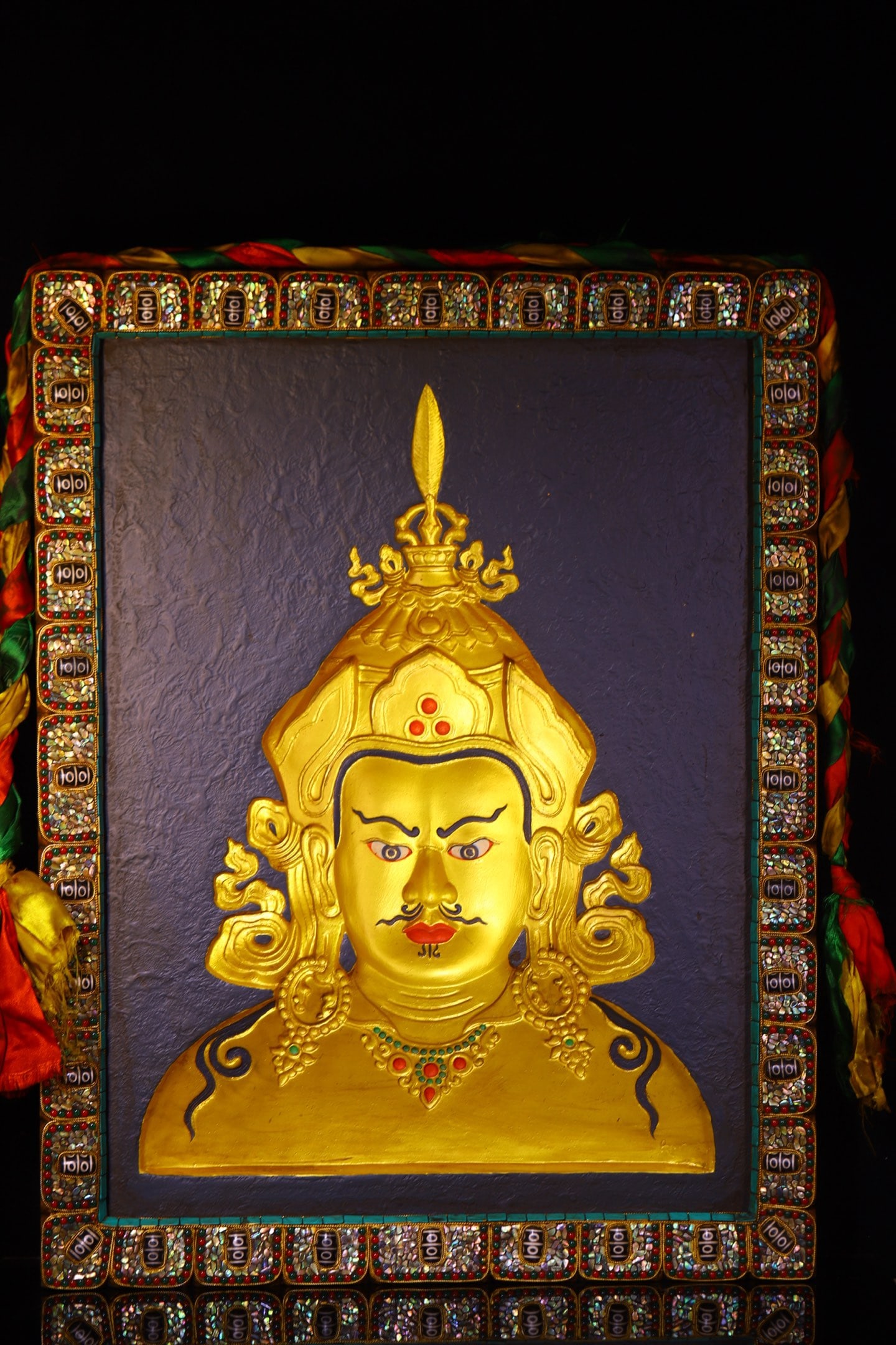 A Exquisite Bodhi Root Carving Inlaid Dzi Bead Gems Thangka: A Exquisite Bodhi Root Carving Inlaid Dzi Bead Gems Thangka,Qing Dynasty, China,Size:26inx20.1inx3in,Weight:8900g
