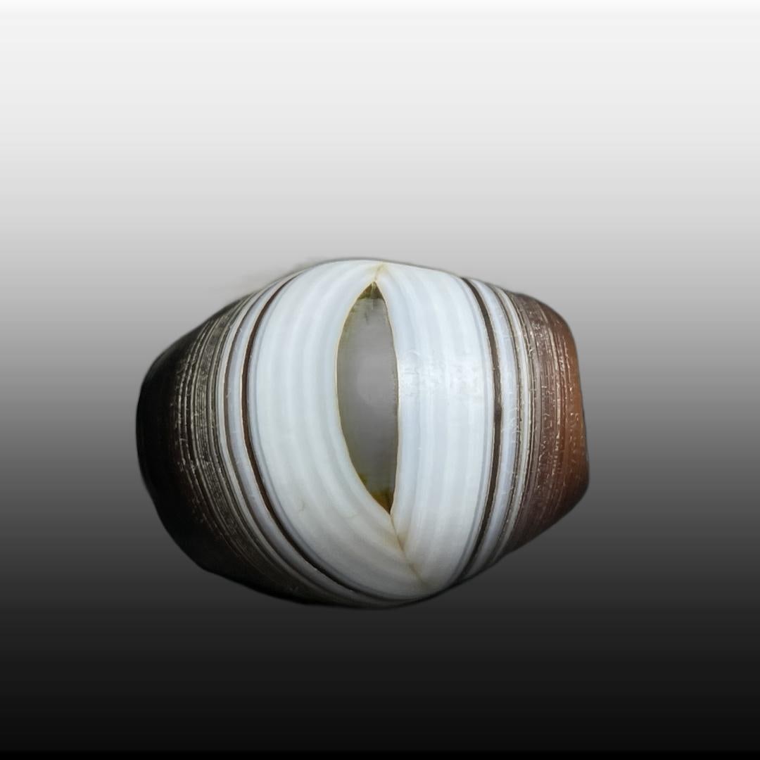 A Exquisite Agate Dzi bead: A Exquisite Agate Dzi bead,Qing Dynasty, China,Size:0.8inx1in 玛瑙天珠,中国清代
