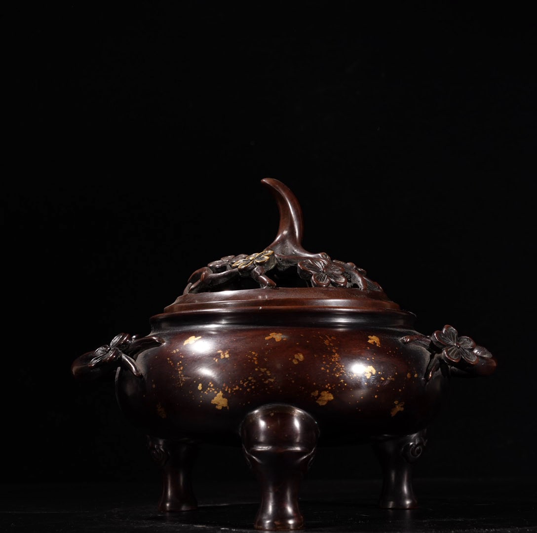 A Exquisite Red Copper Gold-Splashed Plum Flower-Ears Censer: A Exquisite Red Copper Gold-Splashed Plum Flower-Ears Censer,Ming Dynasty, China,Xuande Six-character Mark,Size:6.7inx5.4in,Weight:3865g 紫铜洒金梅花耳炉
