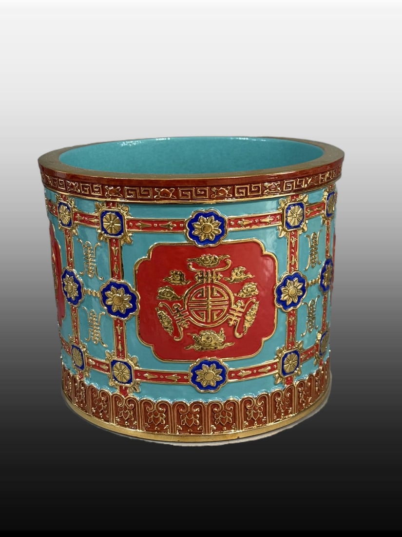 A Exquisite Green Ground Painted Gold Brush Pot: A Exquisite Green Ground Painted Gold Brush Pot,Qing Dynasty, China,Qianlong Six-character Mark,Size:6.7inx8.7in 绿地描金笔筒,中国清代,È