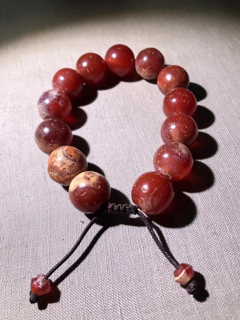 A Exquisite Agate Bracelets: A Exquisite Agate Bracelets,Qing Dynasty, China,Size:0.6in 玛瑙手链,中国清代
