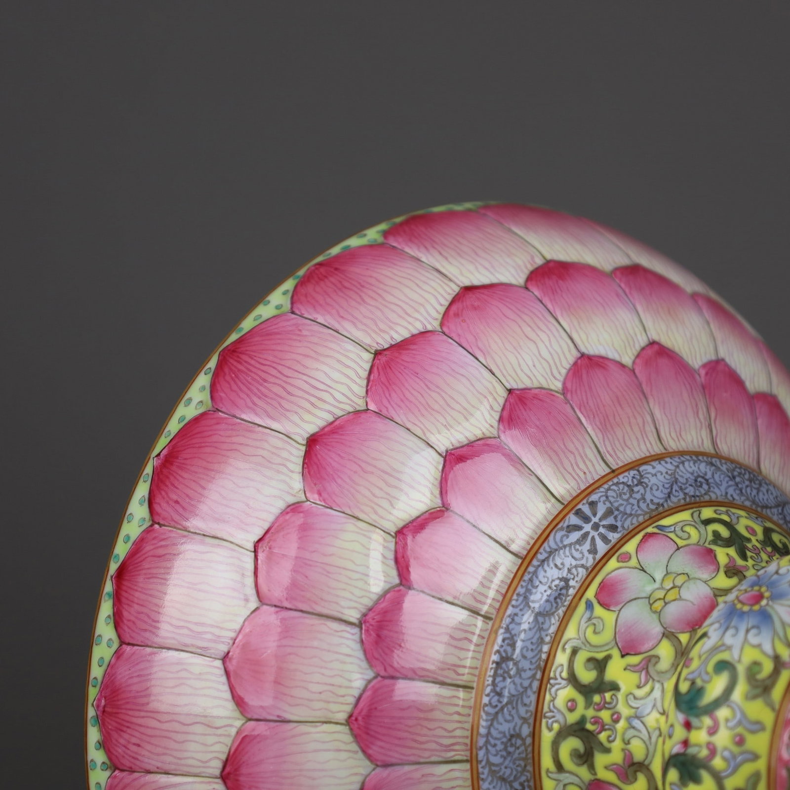 A Exquisite Famille Rose Arhat Pattern Vase - 5