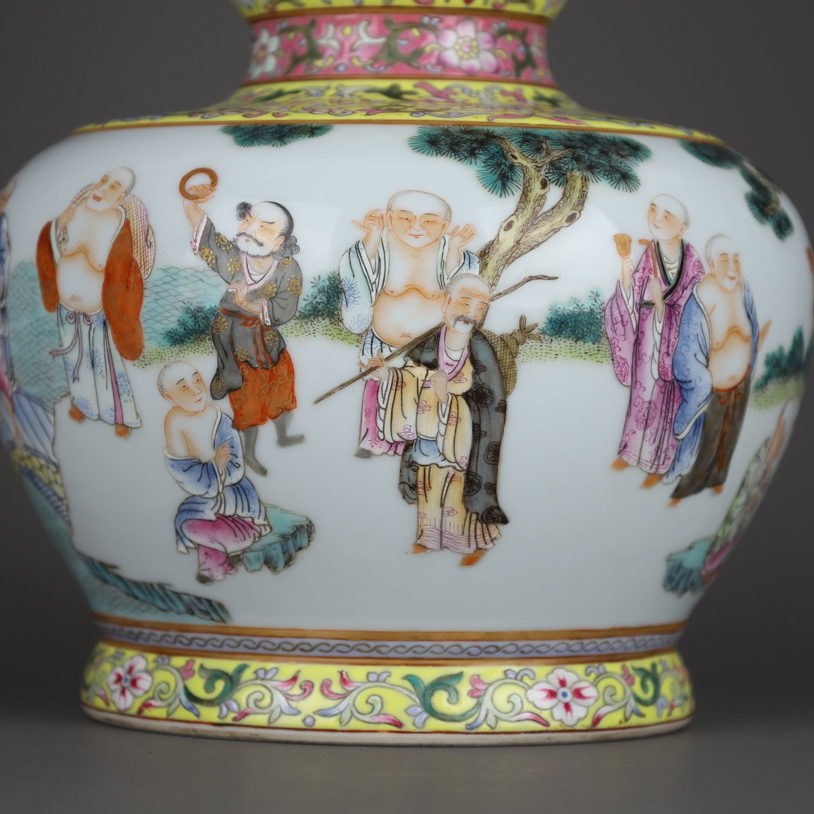A Exquisite Famille Rose Arhat Pattern Vase - 6