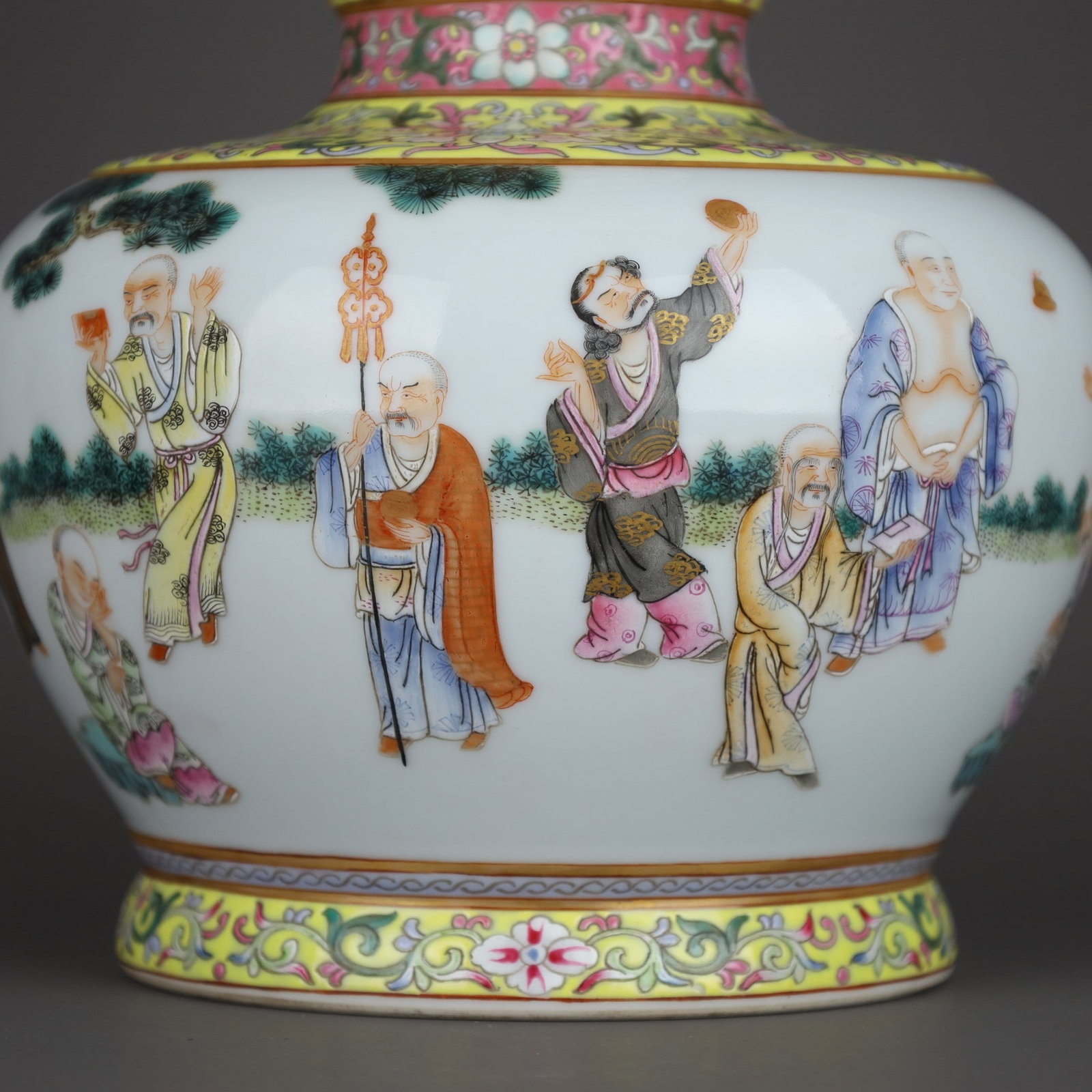 A Exquisite Famille Rose Arhat Pattern Vase - 7
