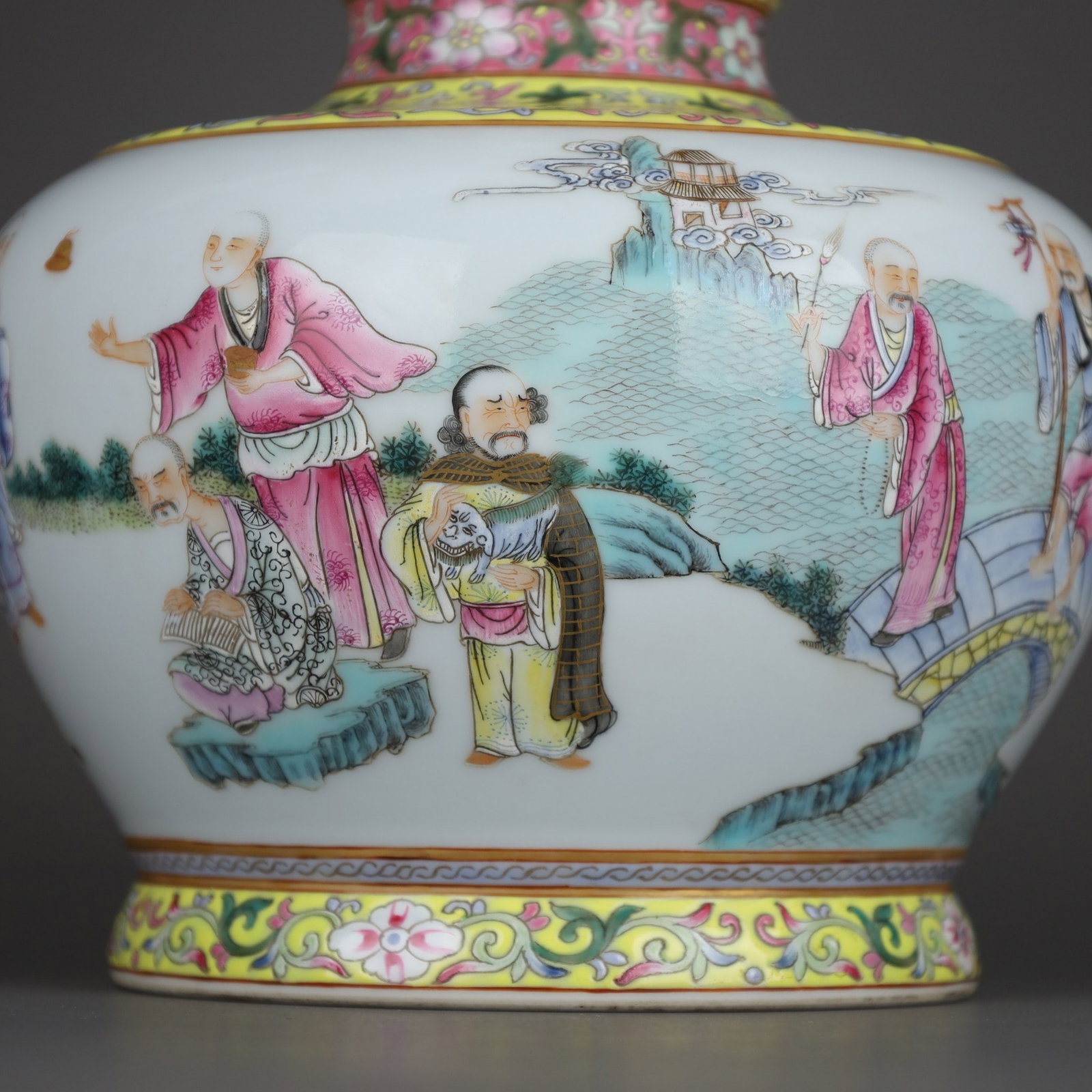 A Exquisite Famille Rose Arhat Pattern Vase - 8