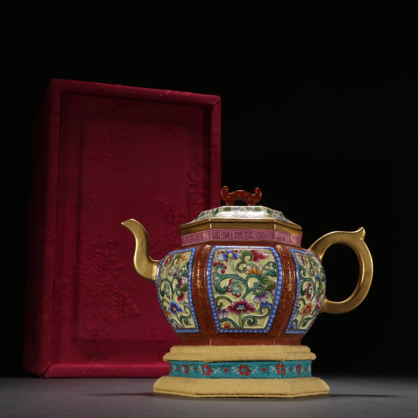 A Exquisite Red Glazed Painted Gold Enamel Flower Pattern Ewer: A Exquisite Red Glazed Painted Gold Enamel Flower Pattern Ewer,Qing Dynasty, China,Qianlong Four-character Mark,Size:4.1inx6.7in