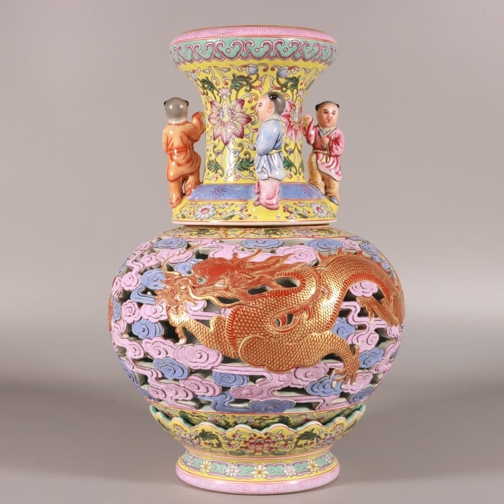 A Exquisite Enamel Dragon Pattern Vase: A Exquisite Enamel Dragon Pattern Vase,Qing Dynasty, China,Qianlong Four-character Mark,Size:10.6inx8.3in 珐琅彩龙纹瓶,中国清代,乾&