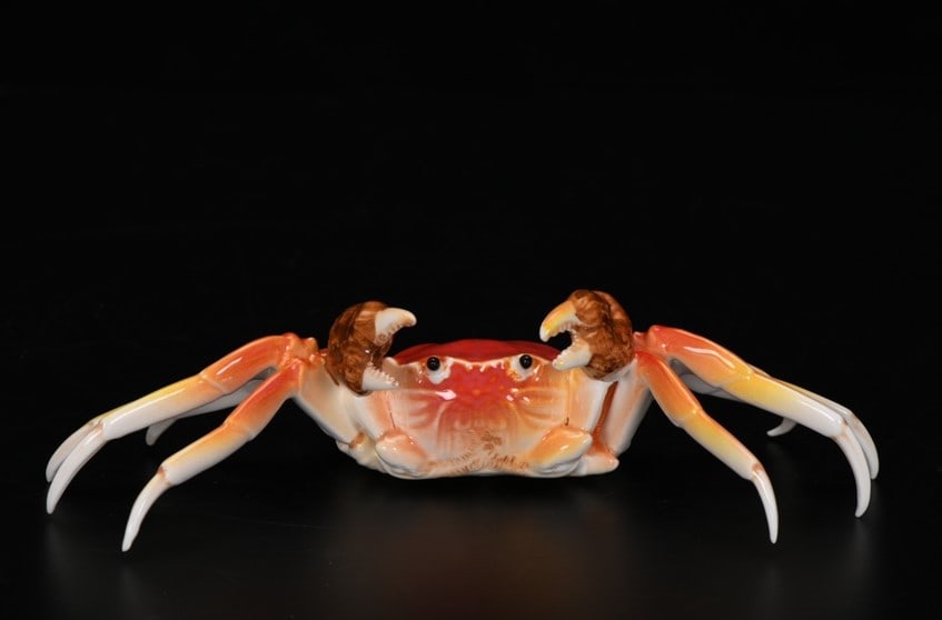 A Exquisite Imitation Porcelain Crab Ornament: A Exquisite Imitation Porcelain Crab Ornament,Qing Dynasty, China,Qianlong Four-character Mark,Size:8.3inx2.2in