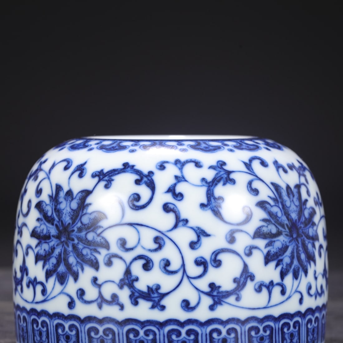 A Exquisite Blue and White Lotus Pattern Washer - 6