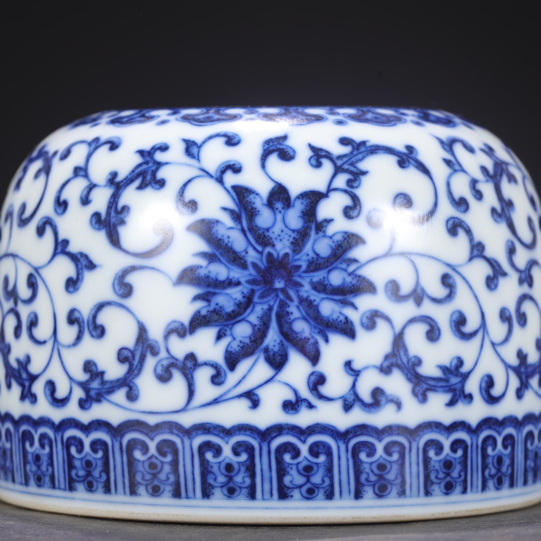 A Exquisite Blue and White Lotus Pattern Washer - 8