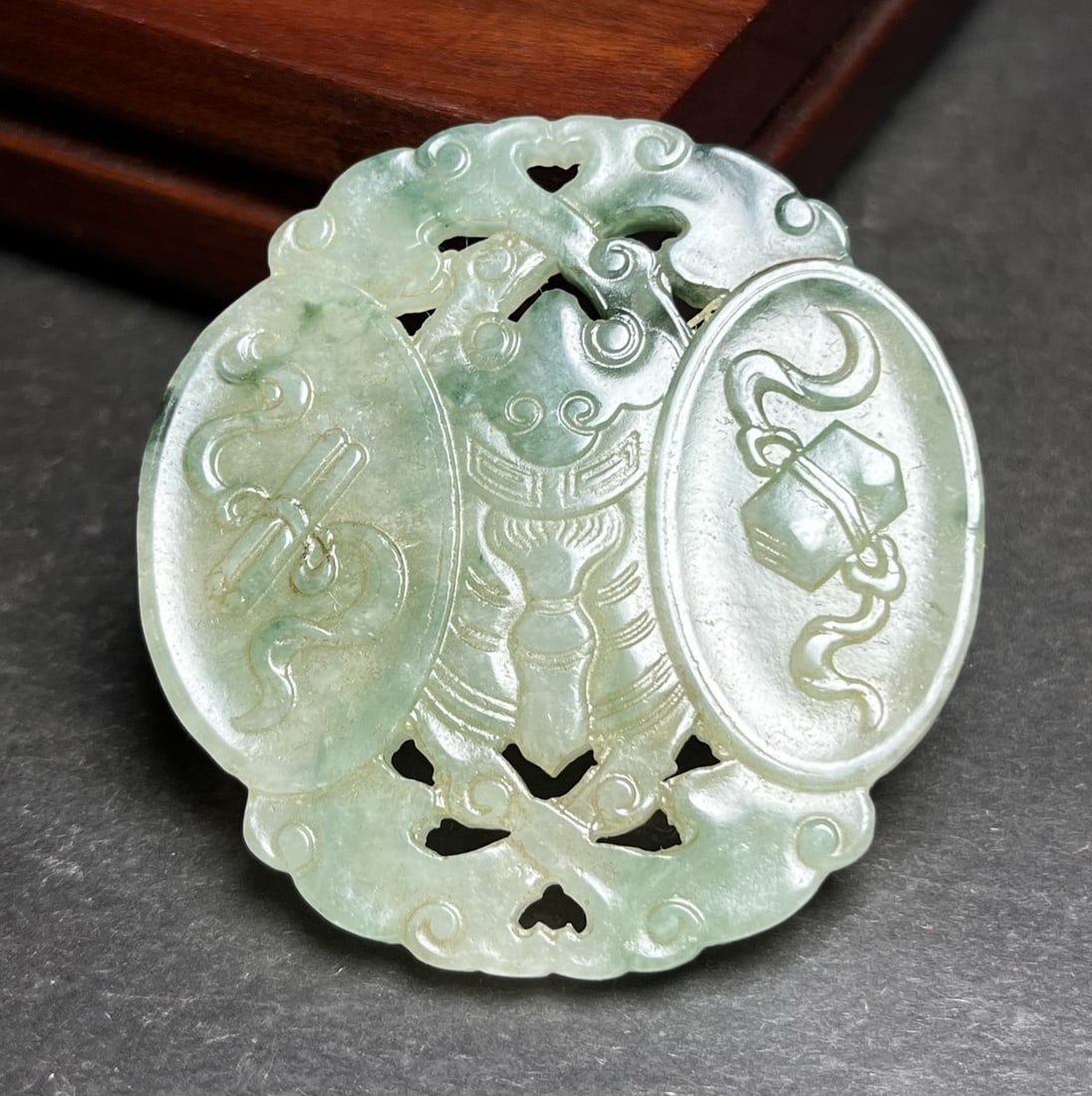 A Exquisite Jadeite Jade pendant: A Exquisite Jadeite Jade pendant,Qing Dynasty, China,Size:2.1inx0.2inx2in,Weight:26g 翡翠玉佩,中国清代
