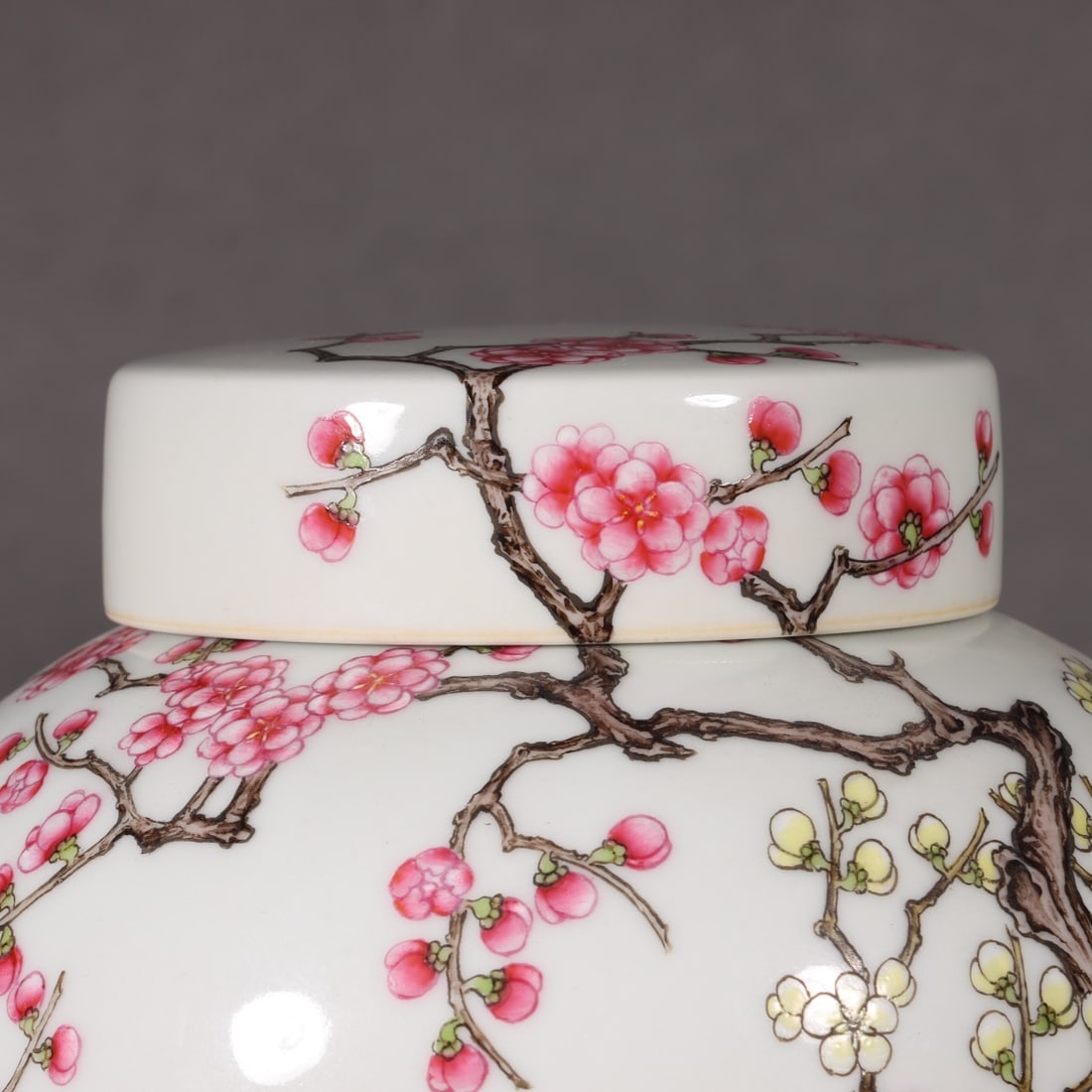 Famille-Rose Flower Pattern Jar - 2