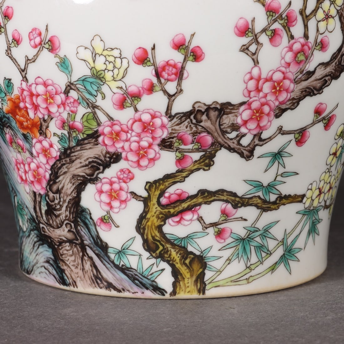 Famille-Rose Flower Pattern Jar - 3
