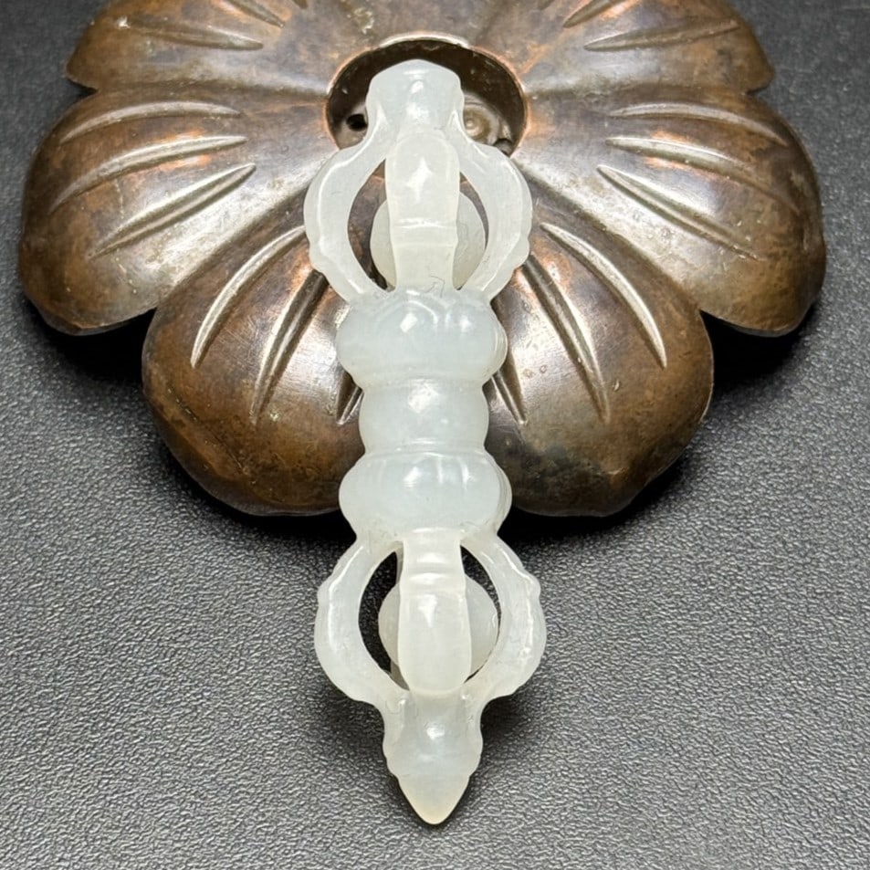 A Exquisite Hotan Jade Vajra Pendant: A Exquisite Hotan Jade Vajra Pendant,Qing Dynasty, China,Size:2.1inx0.6in,Weight:10g 和田玉金刚杵吊坠,中国清代