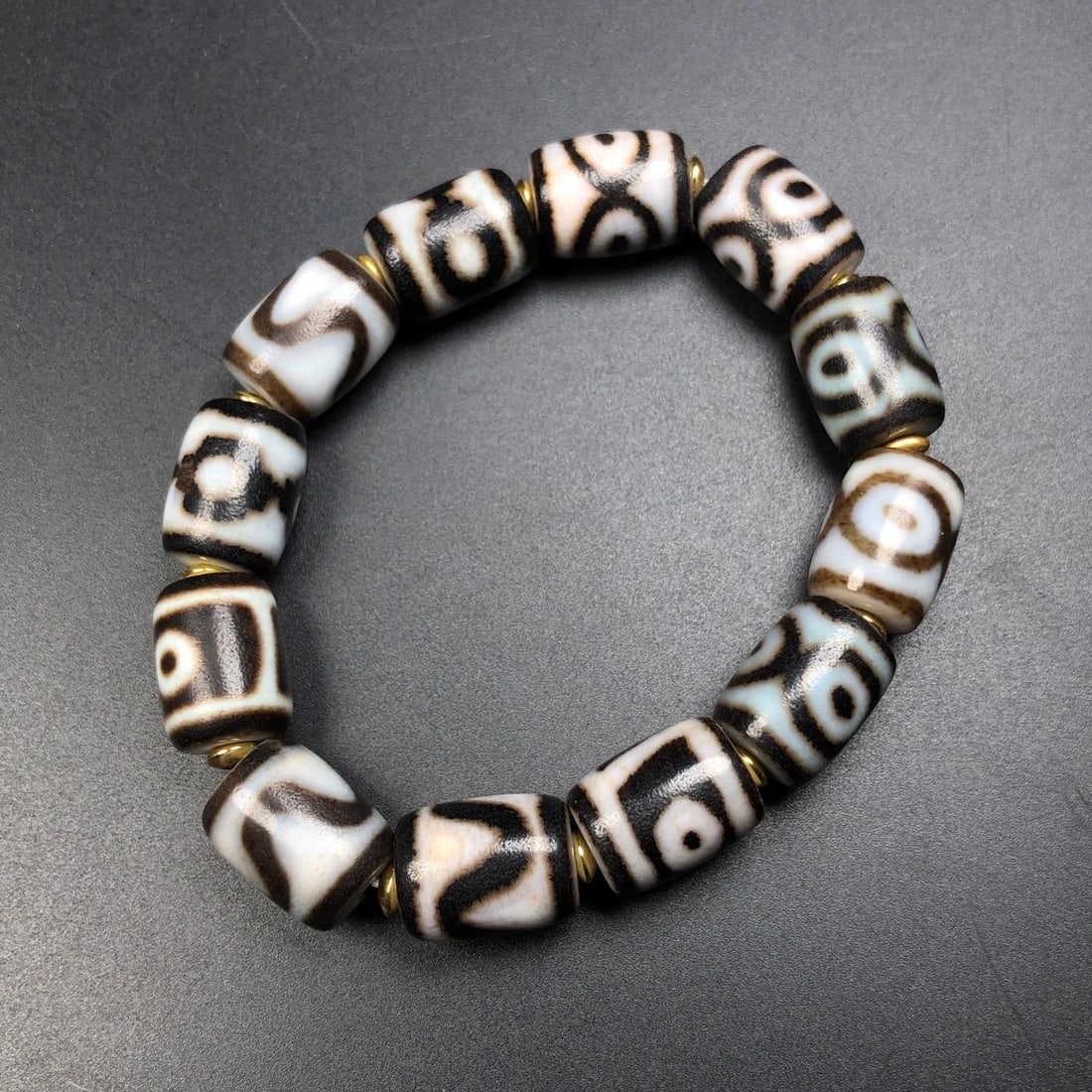 A Exquisite Agate Dzi bead Bracelets: A Exquisite Agate Dzi bead Bracelets,Qing Dynasty, China,Size:0.6inx0.5in,Weight:51.8g 玛瑙天珠手串,中国清代