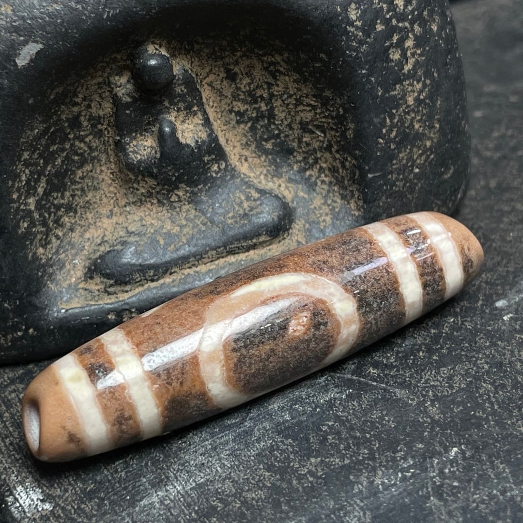 A Exquisite Three Eye Dzi bead: A Exquisite Three Eye Dzi bead,Qing Dynasty, China,Size:0.5inx2.2in 三眼天珠,中国清代