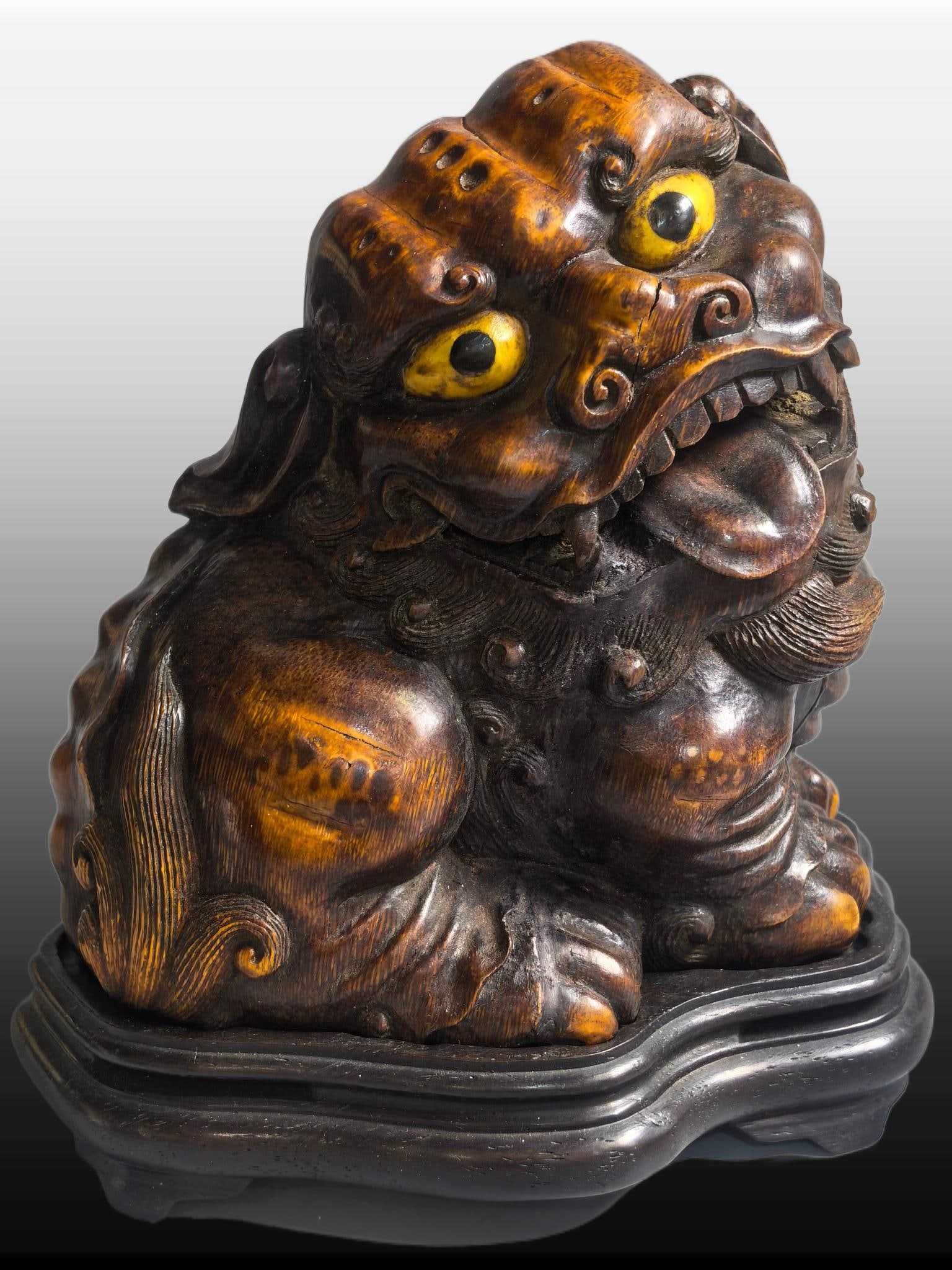 A Exquisite Bamboo Carved Lion Ornament: A Exquisite Bamboo Carved Lion Ornament,Qing Dynasty, China,Size:5.1inx4.3inx5.5in,Weight:456g 竹雕狮摆件,中国清代