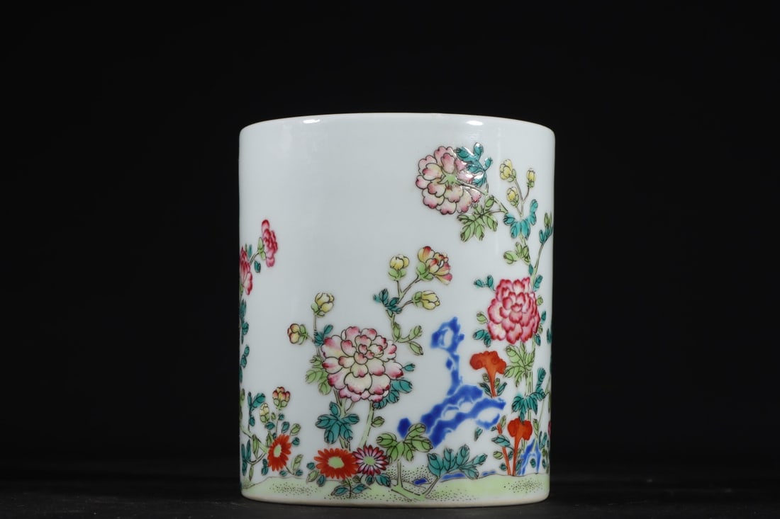 A Exquisite Famille-Rose Flower Pattern Brush Pot: A Exquisite Famille-Rose Flower Pattern Brush Pot,Qing Dynasty, China,Qianlong Six-character Mark,Size:4.1inx3.5in