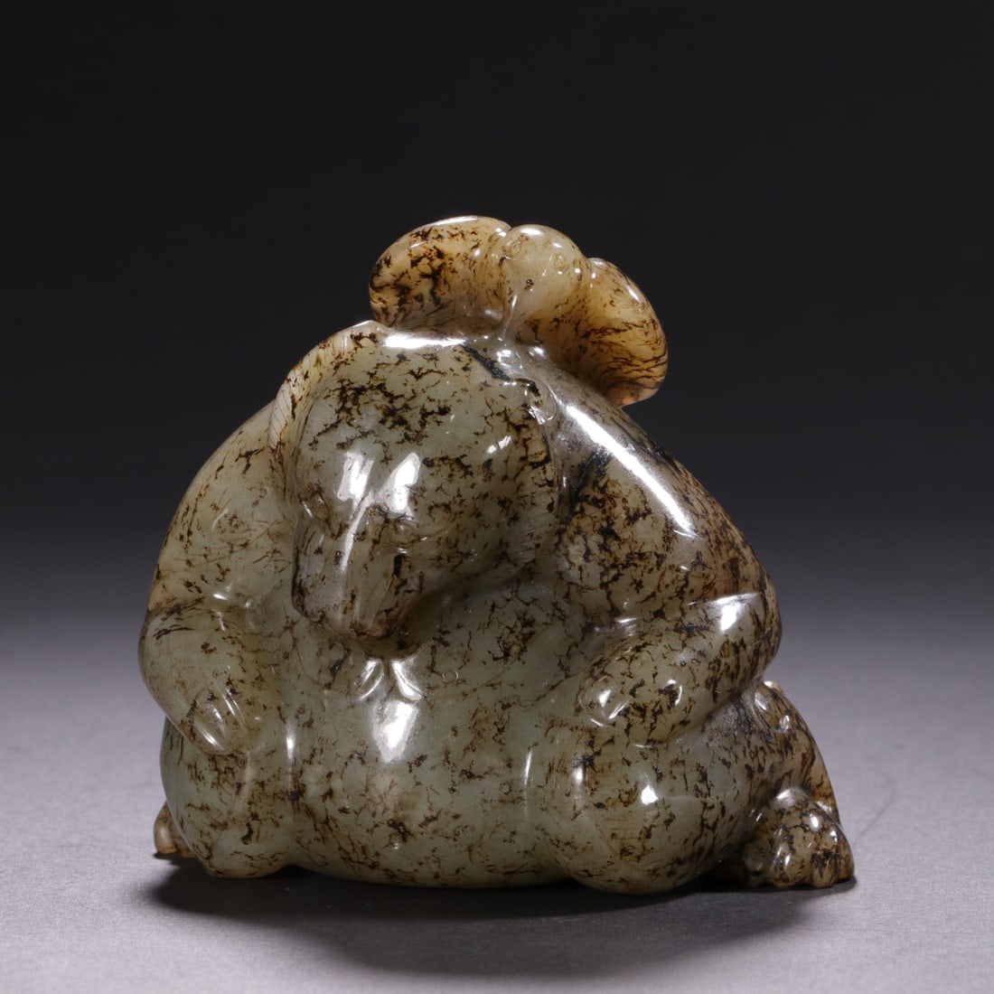 A Exquisite Hotan Jade Bear Ornament: A Exquisite Hotan Jade Bear Ornament,Han Dynasty, China,Size:3.1inx2inx2.8in,Weight:360g 和田玉熊摆件,中国汉代